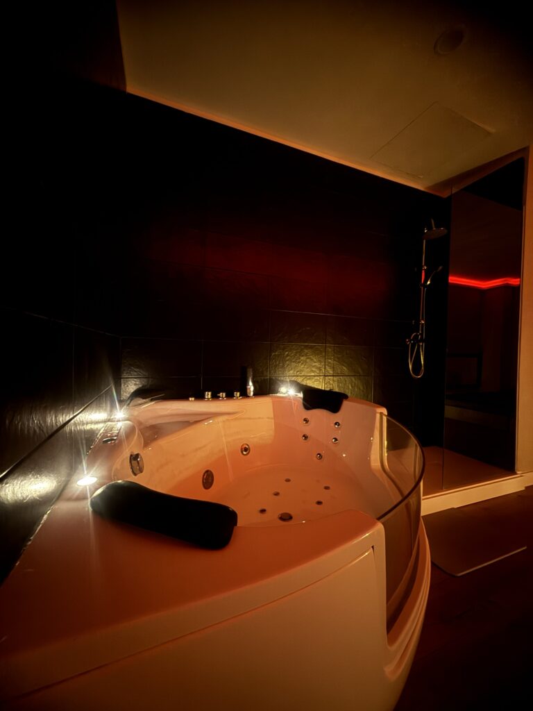 Jacuzzy incluido en nuestro servicio extras de masajes
